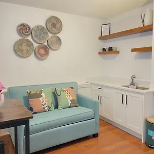  Guest house Newly Renovated Walkout Basement In With Separate Entrance