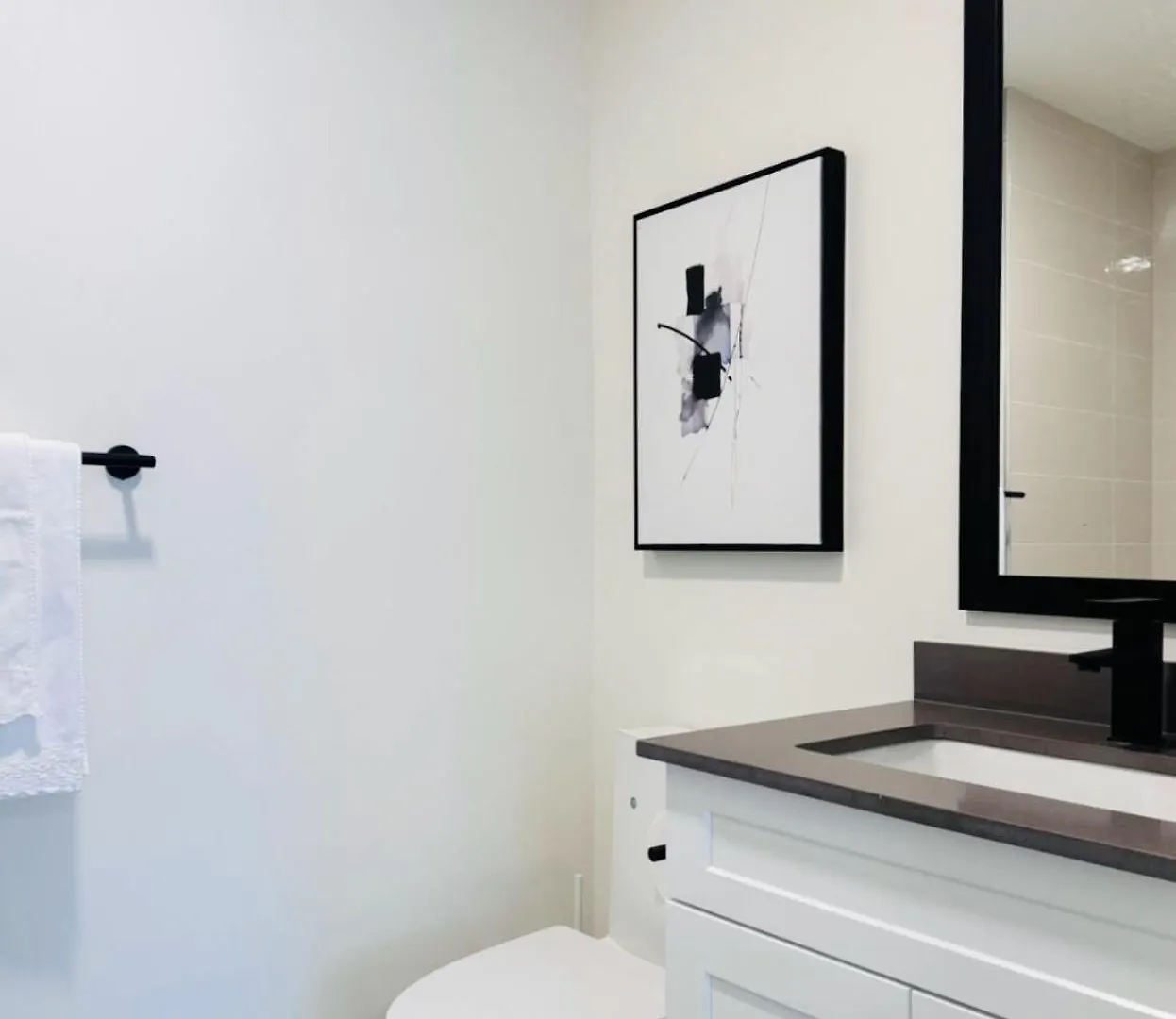 Guest house Deluxe Master Queen Bedroom Private Bathroom In Vancouver West