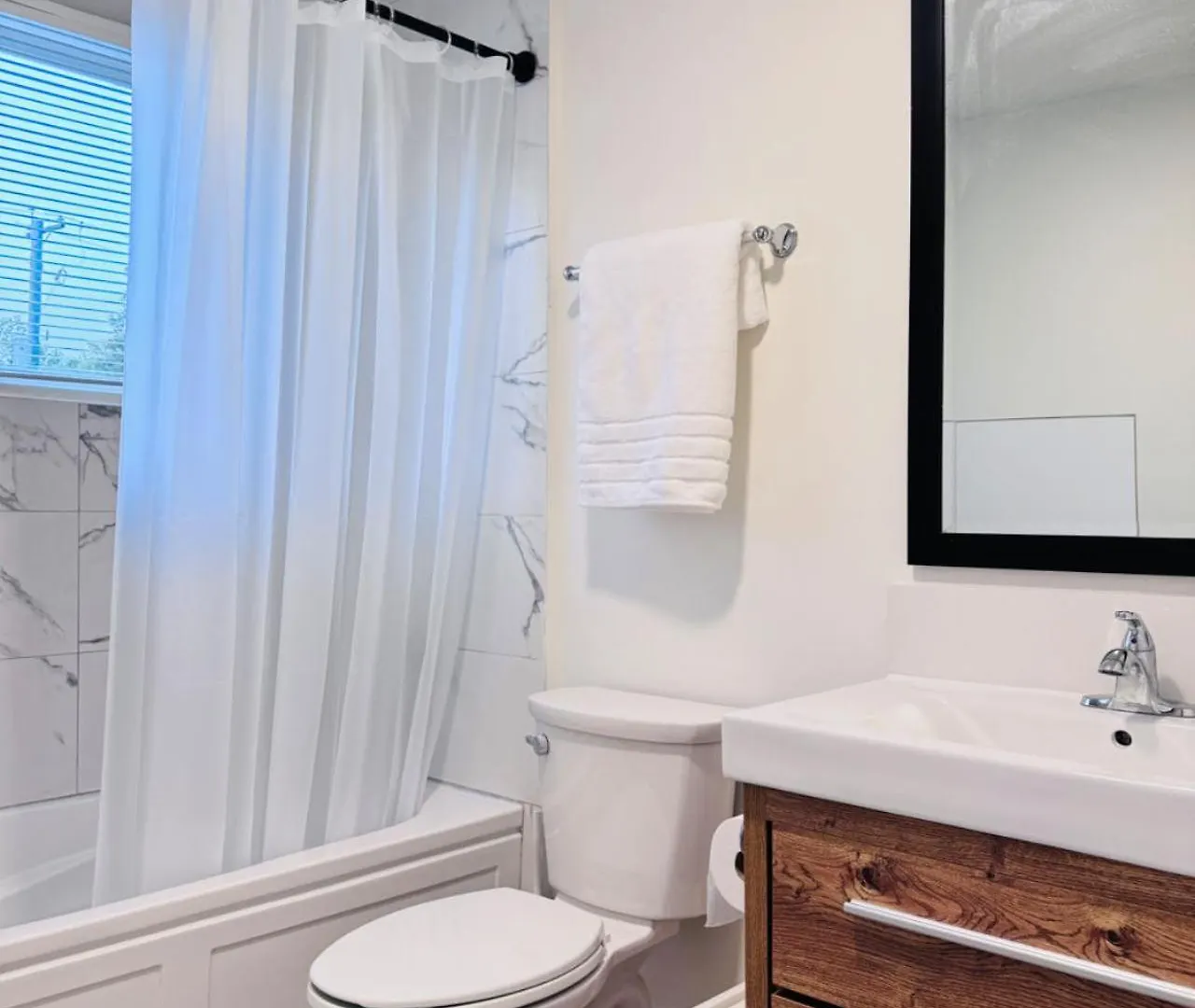 Deluxe Master Queen Bedroom Private Bathroom In Vancouver West Canada